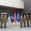 Nella base Nato Joint Warfare Centre con personale militare multinazionale. Da sinistra, dopo di me, Ufficiali di Italia, Germania, Norvegia, USA, Canada, Polonia, Ungheria, Spagna, Danimarca e Gran Bretagna